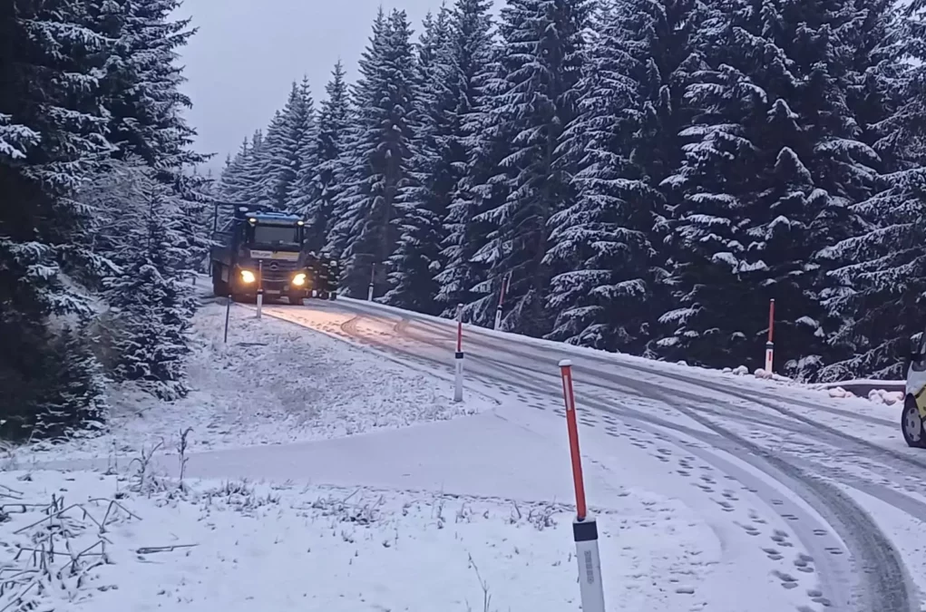 Wegen Schneefahrbahn: LKW kam nicht mehr weiter