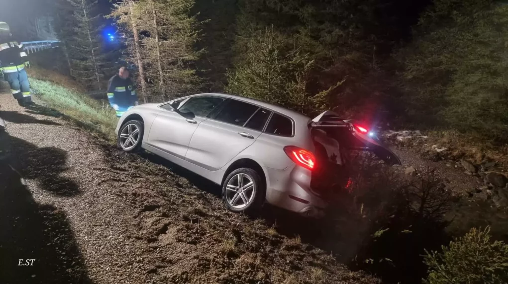 Ein Bild auf 5min.at zeigt eines der verunfallten Fahrzeuge.