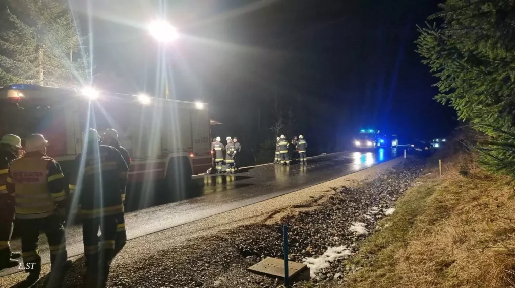 Ein Bild auf 5min.at zeigt Einsatzfahrzeuge und Florianis auf der Flattnitz.
