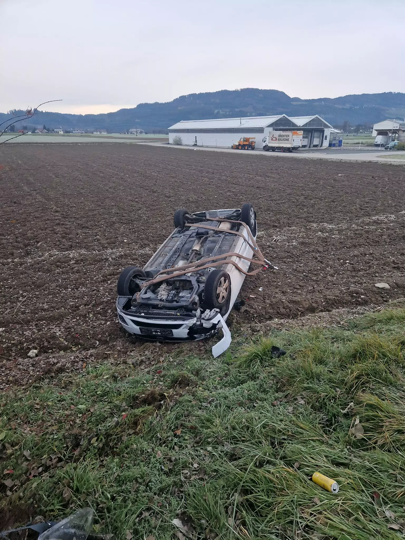 Florianis im Einsatz: Auto landete kopfüber in Feld