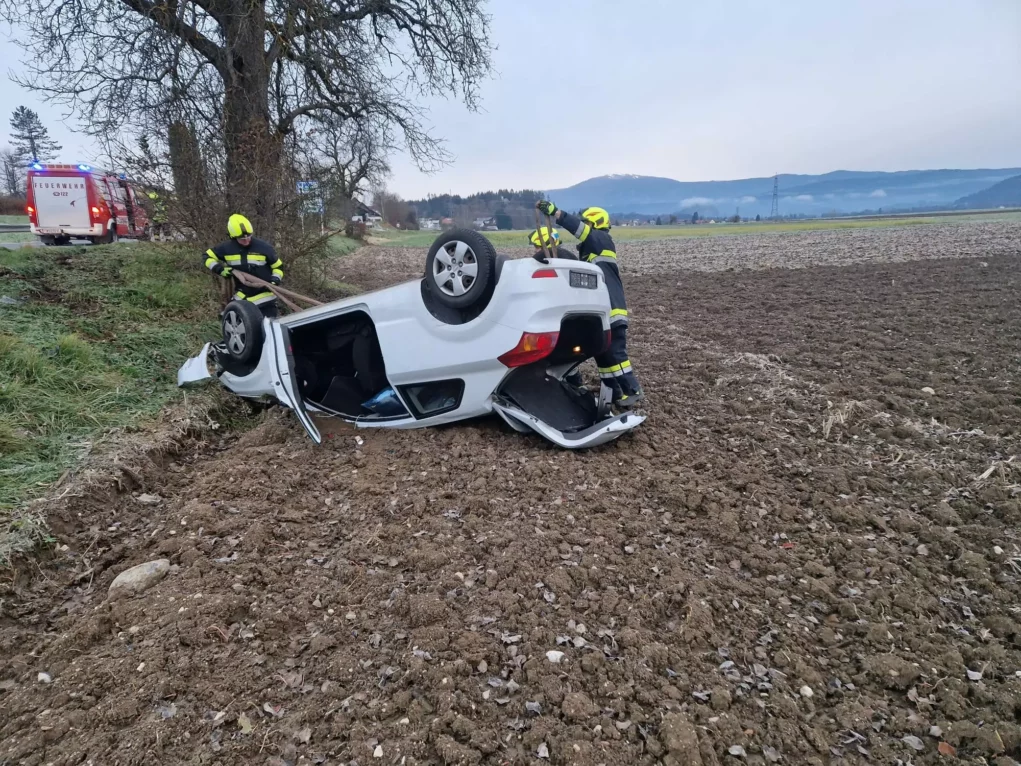 Florianis im Einsatz: Auto landete kopfüber in Feld