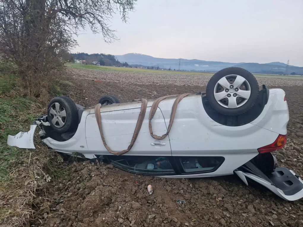 Florianis im Einsatz: Auto landete kopfüber in Feld