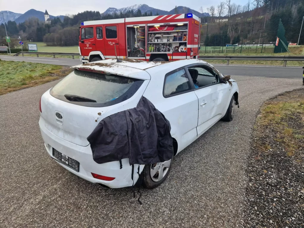 Florianis im Einsatz: Auto landete kopfüber in Feld