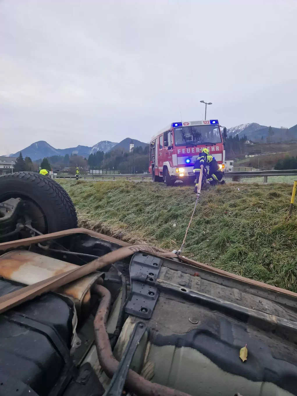 Florianis im Einsatz: Auto landete kopfüber in Feld