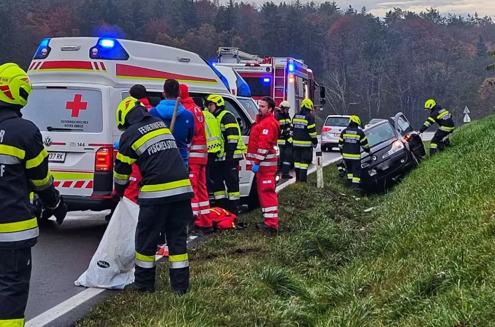 Zwei Frauen nach Unfall im Auto eingeklemmt: Feuerwehr eilt zur Rettung