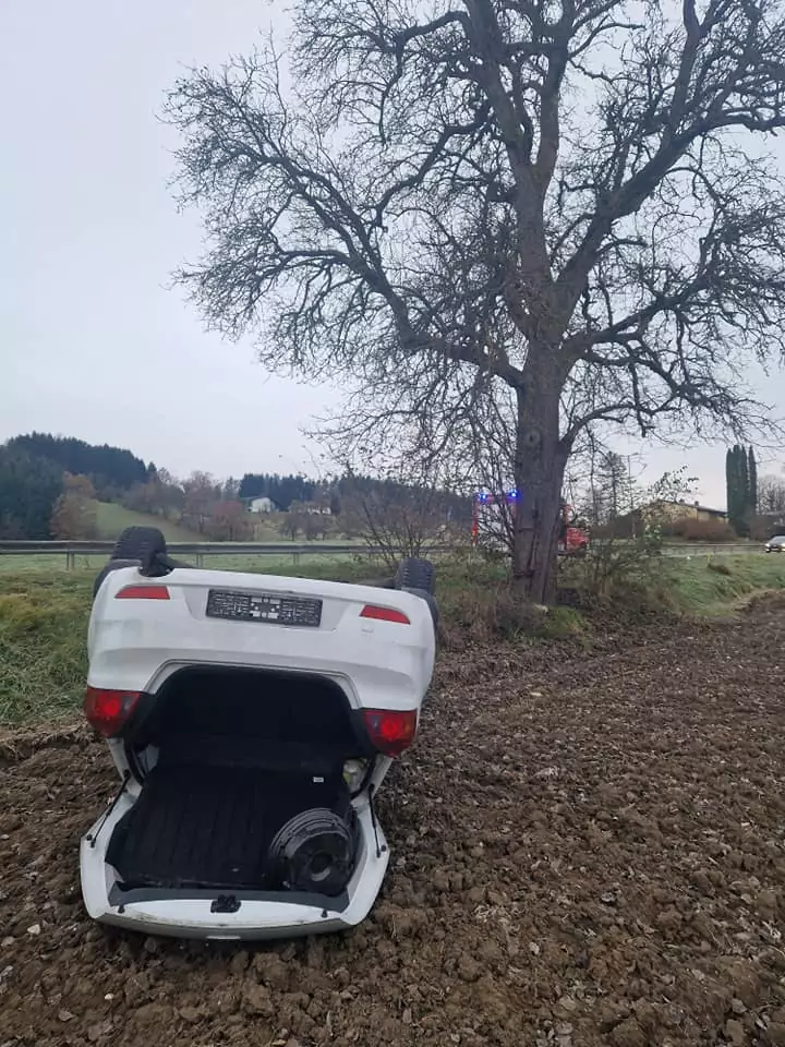 Florianis im Einsatz: Auto landete kopfüber in Feld