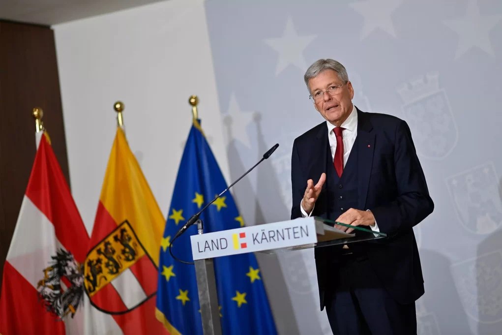 Ein Bild auf 5min.at zeigt Landeshauptmann Peter Kaiser bei einer Pressekonferenz.
