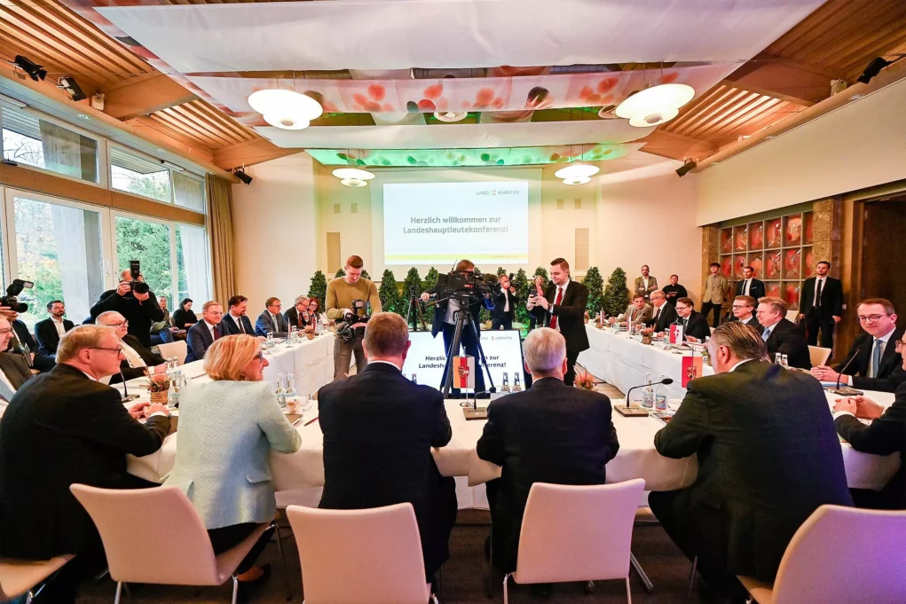 Ein Bild auf 5min.at zeigt die Landeshauptleutekonferenz im Warmbaderhof, die hohen Pers&ouml;nlichkeiten haben sich an einem Tisch versammelt.