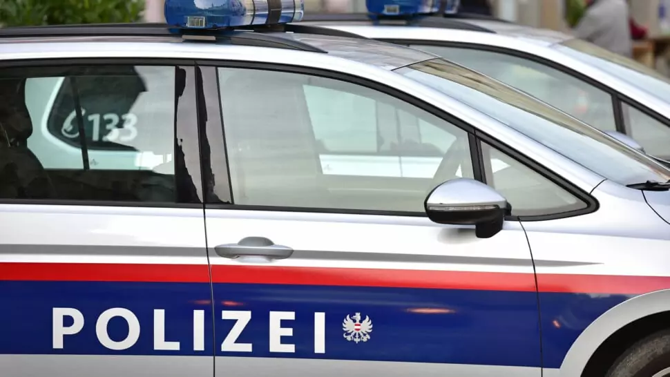 20-Jähriger überschüttet sich mit Benzin und droht sich anzuzünden
