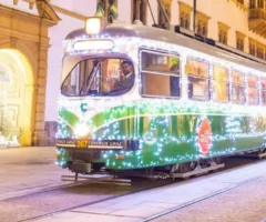 Foto auf 5min.at zeigt eine mit Weihnachtsbeleuchtung dekorierte Bim in Graz.