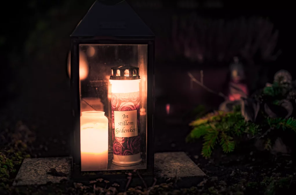 Das Bild auf 5min.at zeigt Kerzen bei einem Grab.