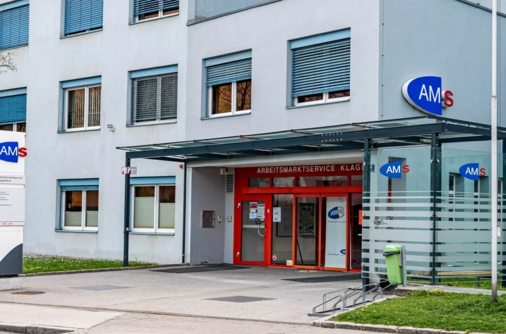 Ein Bild auf 5min.at zeigt das Arbeitsmarktservice in Klagenfurt.