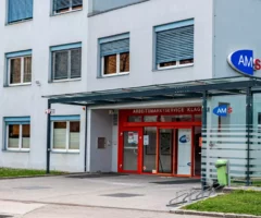 Ein Bild auf 5min.at zeigt das Arbeitsmarktservice in Klagenfurt.