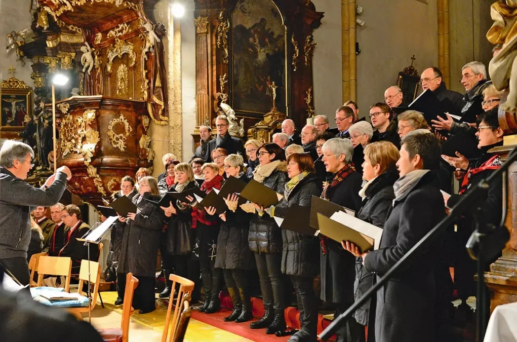 Foto in Beitrag von 5min.at: Zu sehen ist ein Chor, der gerade für die Gailtaler Weihnacht singt.