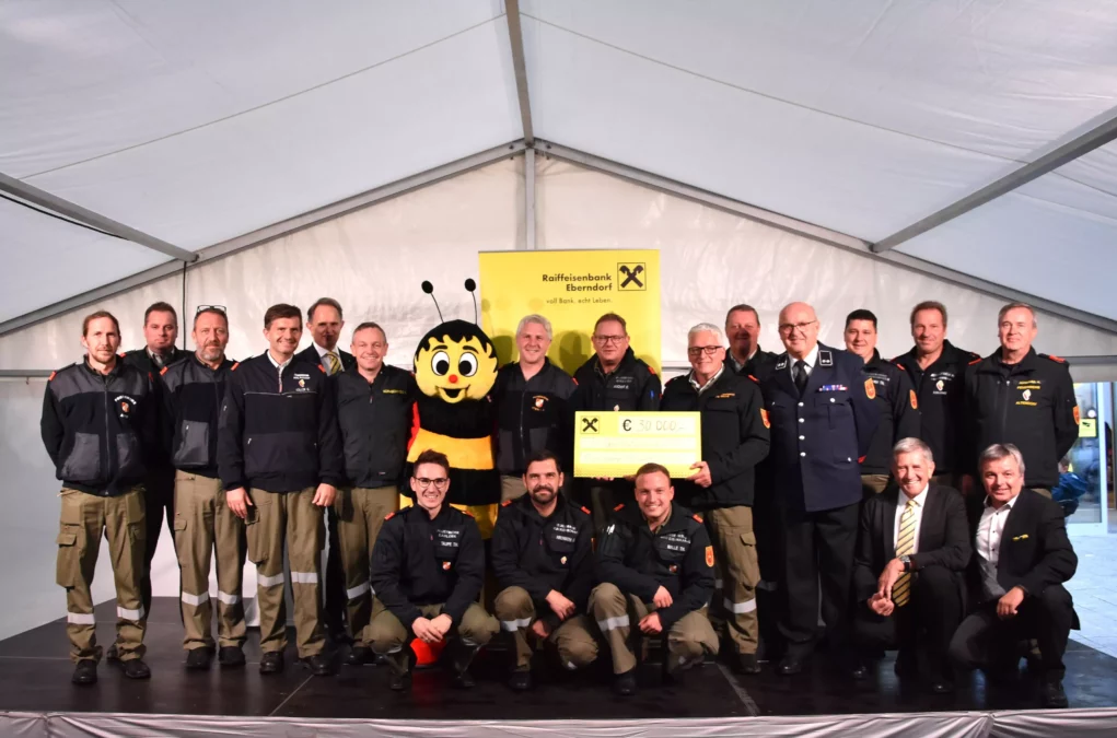 Ein Bild auf 5min.at zeigt die Verantwortlichen der Raiffeisenbank Eberndorf mit Vertretern der Jauntaler Feuerwehren.