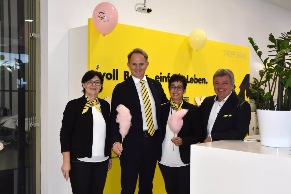Ein Bild auf 5min.at zeigt eine Vierer-Gruppe, bestehend aus zwei M&auml;nnern und zwei Frauen, die auf der Veranstaltung der Raiffeisenbank Eberndorf in die Kamera strahlen. Zwei von ihnen haben Zuckerwatte in der Hand, zwei einen Luftballon.