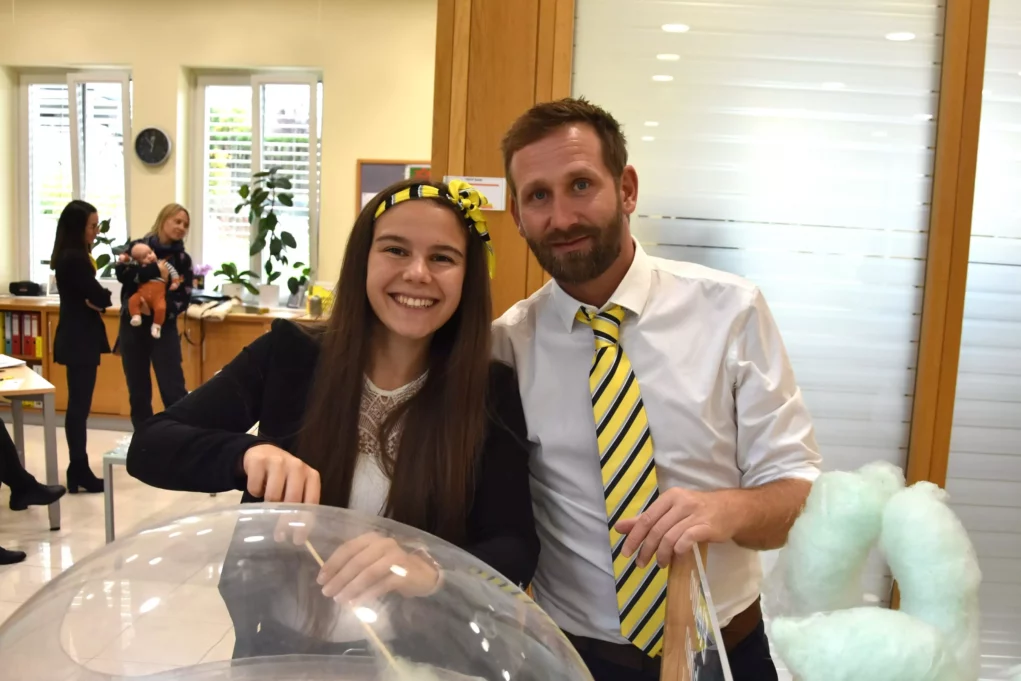 Ein Bild auf 5min.at zeigt eine junge Frau und einen Mann, die auf der Veranstaltung der Raiffeisenbank Eberndorf in die Kamera strahlen.