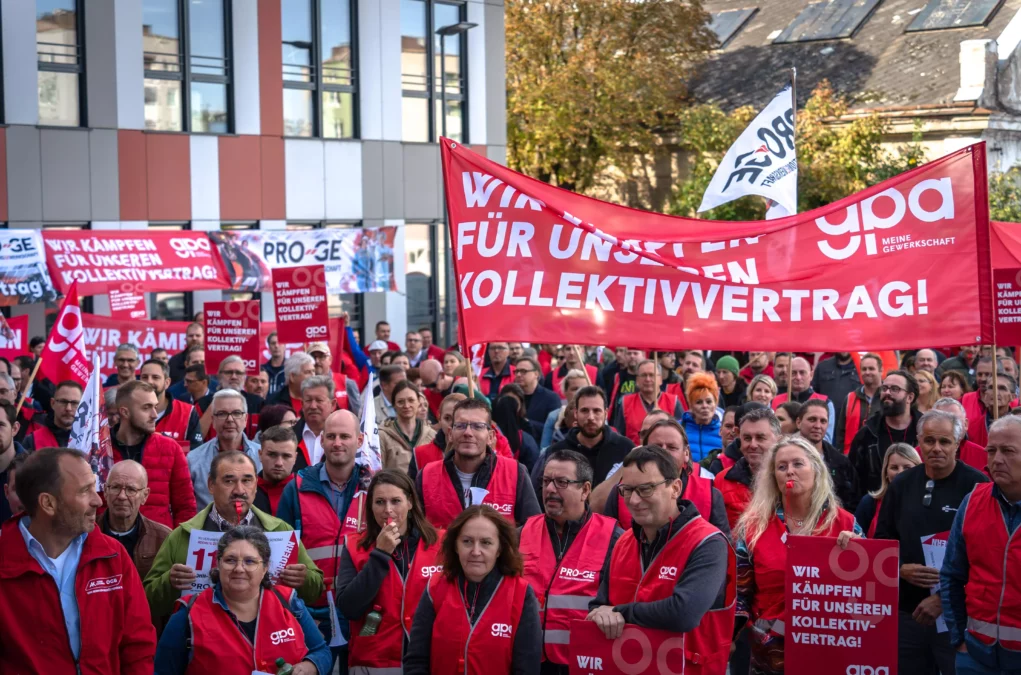 Bild auf 5min.at zeigt eine Menschenmasse, die streikt.