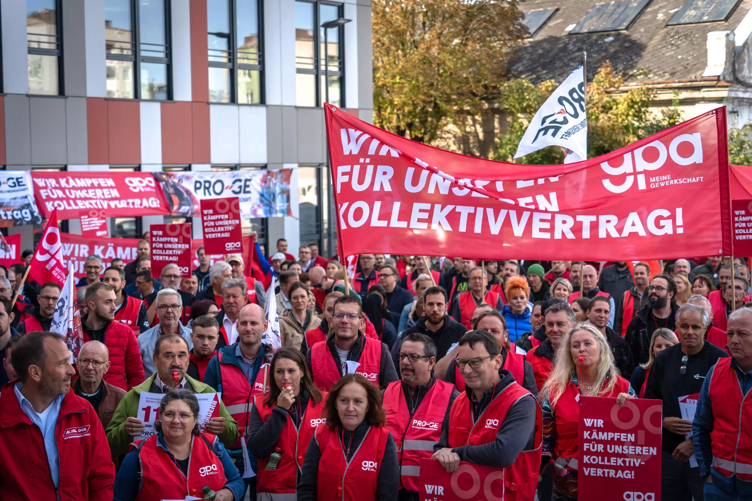 Bild auf 5min.at zeigt eine Menschenmasse, die streikt.
