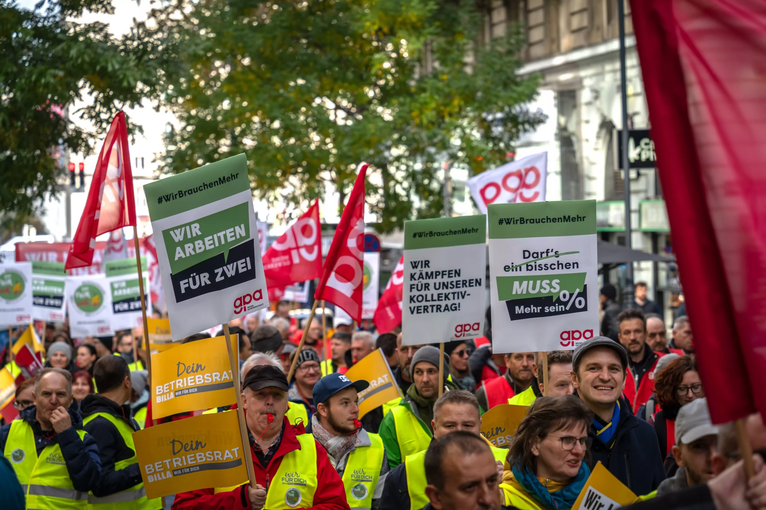 Bild auf 5min.at zeigt mehrere Personen bei einem Streik.