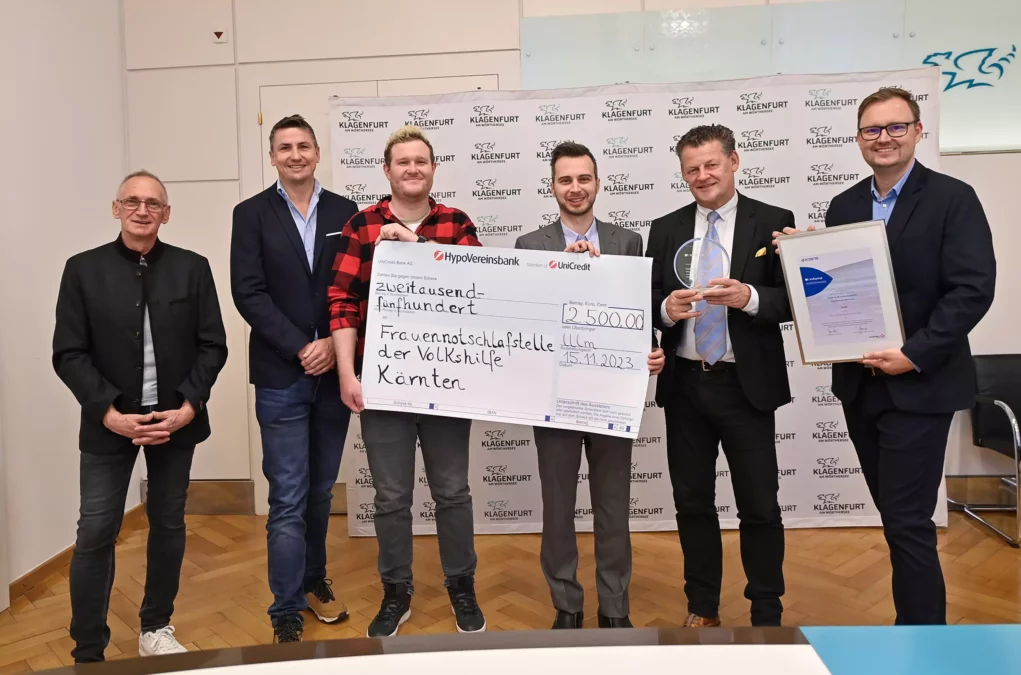 Das Bild auf 5min.at zeigt mehrere Personen, die den Innovationspreis für ein Digitalisierungsprojekt entgegen nehmen.