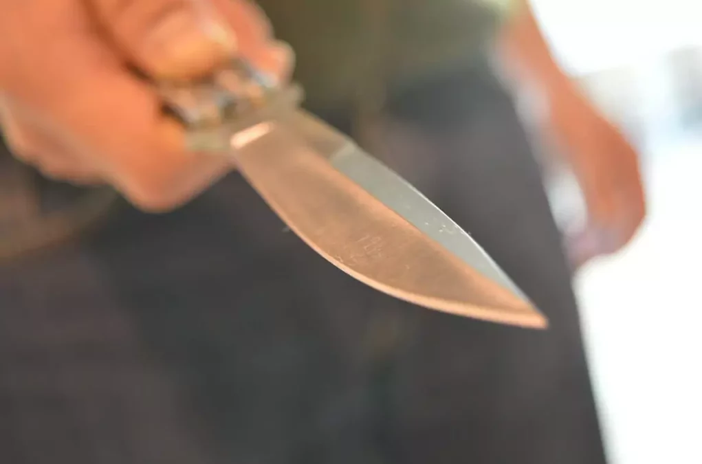 Symbolbild auf 5min.at zeigt einen Mann mit Messer in der Hand.