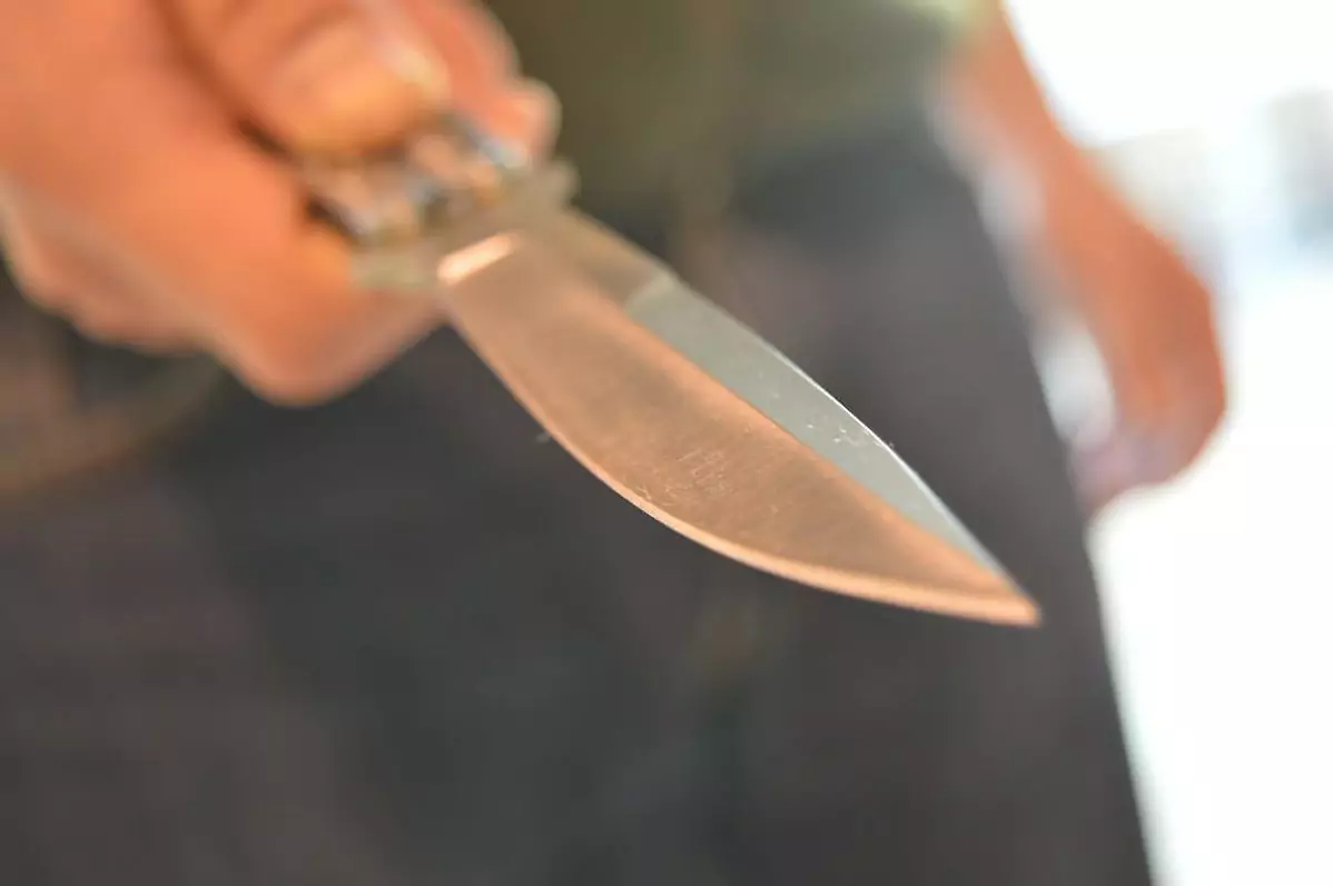 Symbolbild auf 5min.at zeigt einen Mann mit Messer in der Hand.