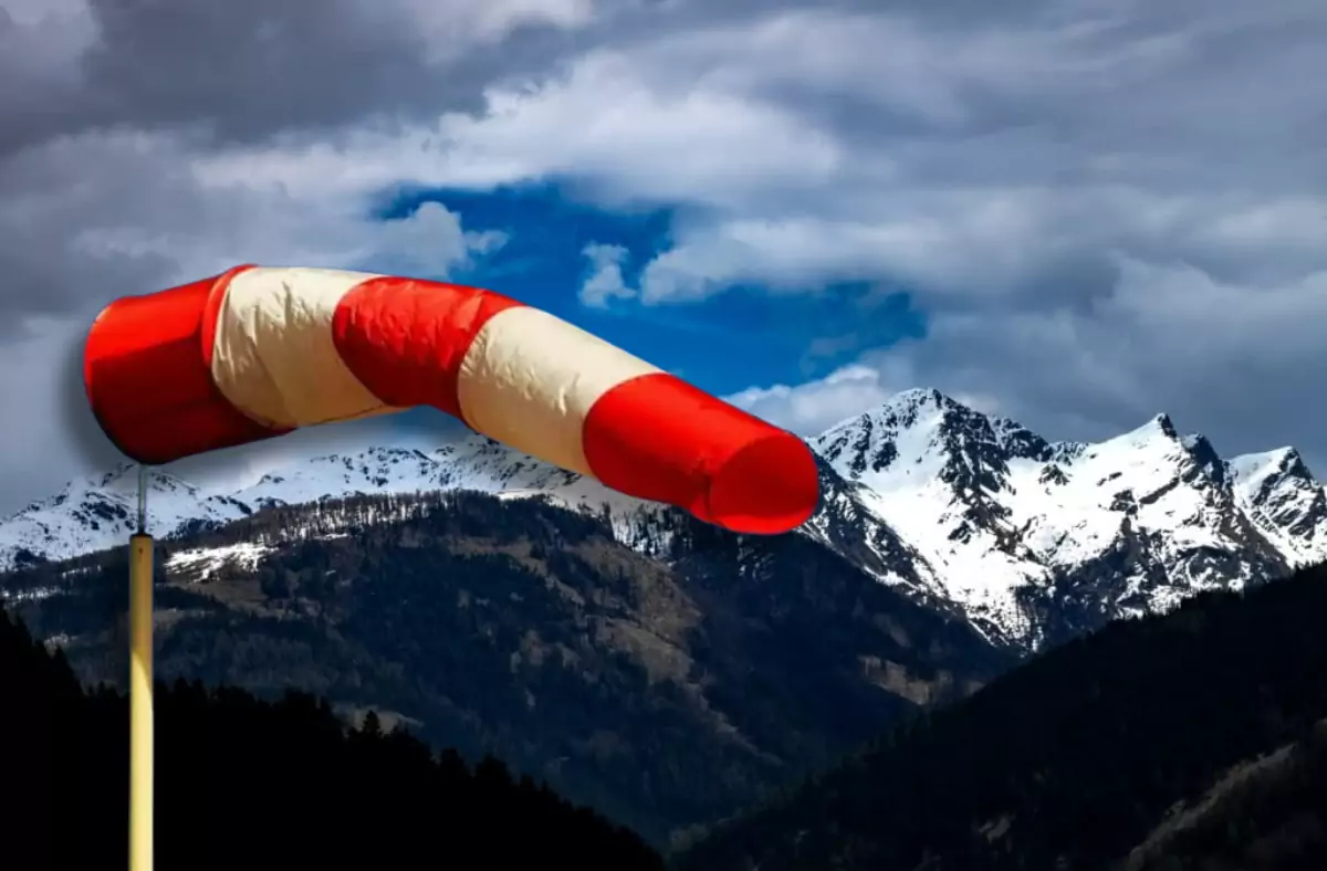 Bild auf 5min.at zeigt einen Windsack und Berge mit Schnee.