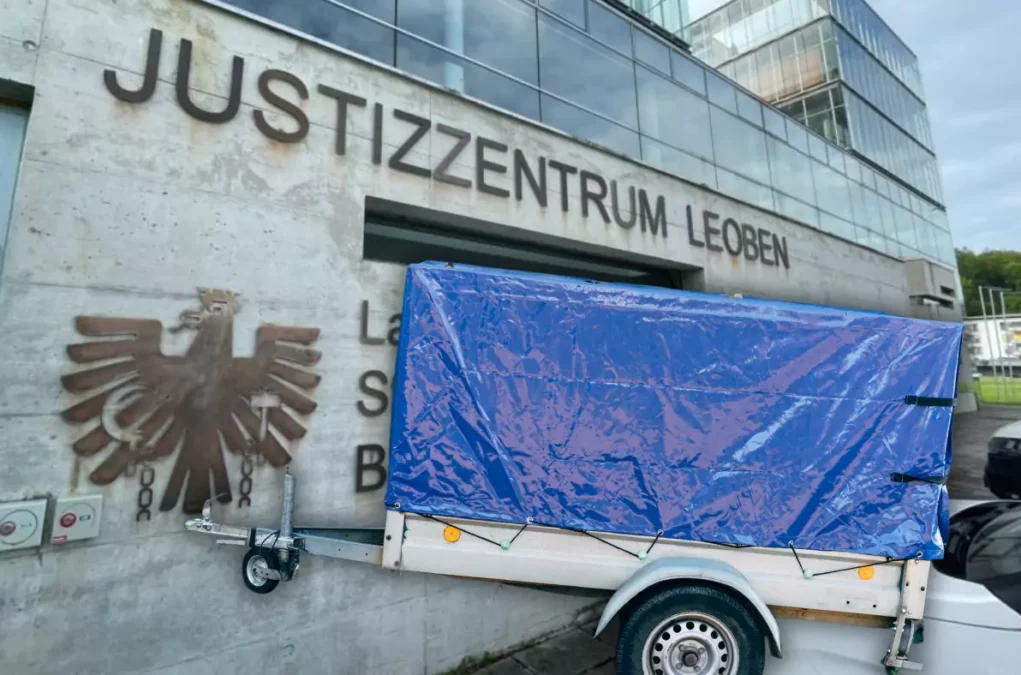 Bild auf 5min.at zeigt das Justizzentrum Leoben und einen Anh&auml;nger.