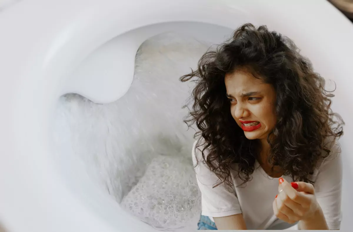 Bild auf 5min.at zeigt eine Toilette und eine Frau, die sich ekelt.