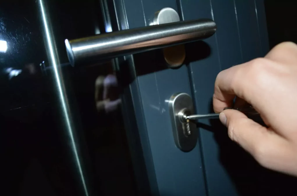 Ein Bild auf 5min.at zeigt, wie jemand bei Nacht versucht, eine T&uuml;r mit einem Werkzeug aufzubrechen.