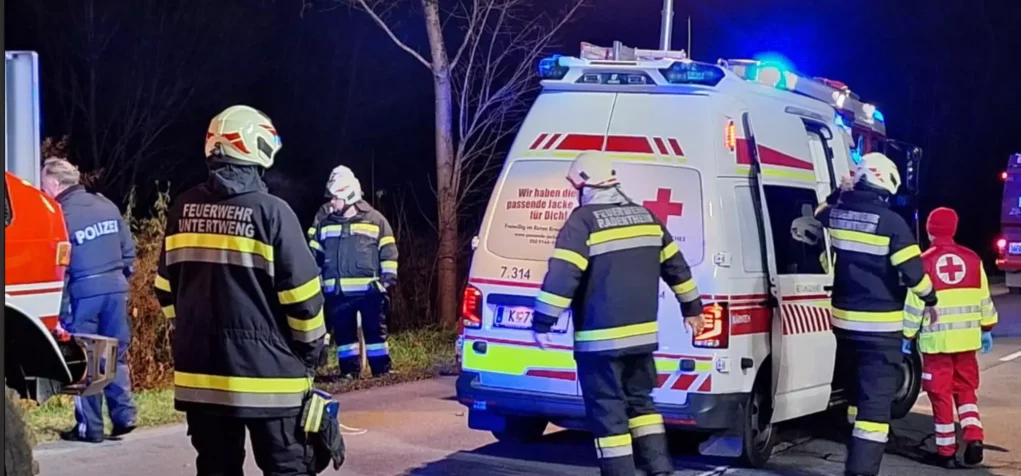 Ein Bild auf 5min.at zeigt Einsatzkräfte und einen Rettungswagen auf der Millstätter Straße in Radenthein.