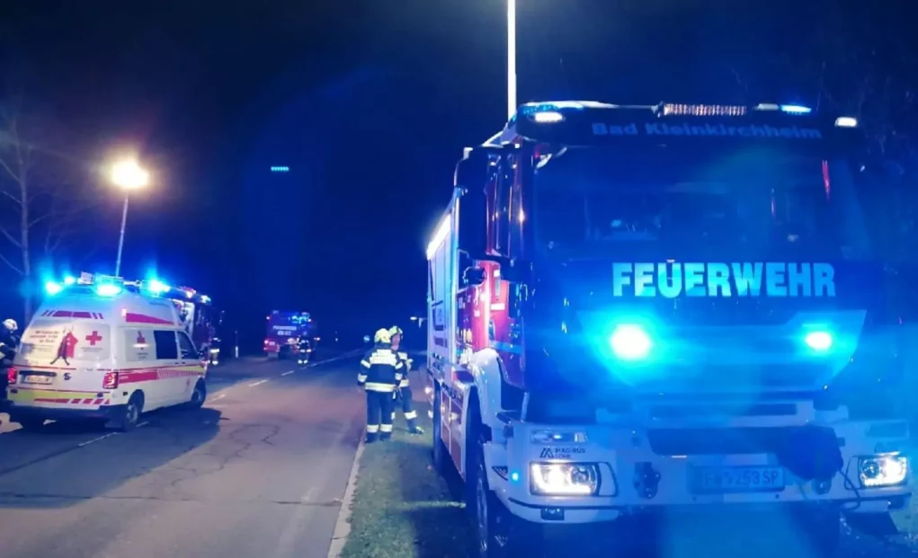 Ein Bild auf 5min.at zeigt Einsatzfahrzeuge mit Blaulicht auf der Millstätter Straße in Radenthein.