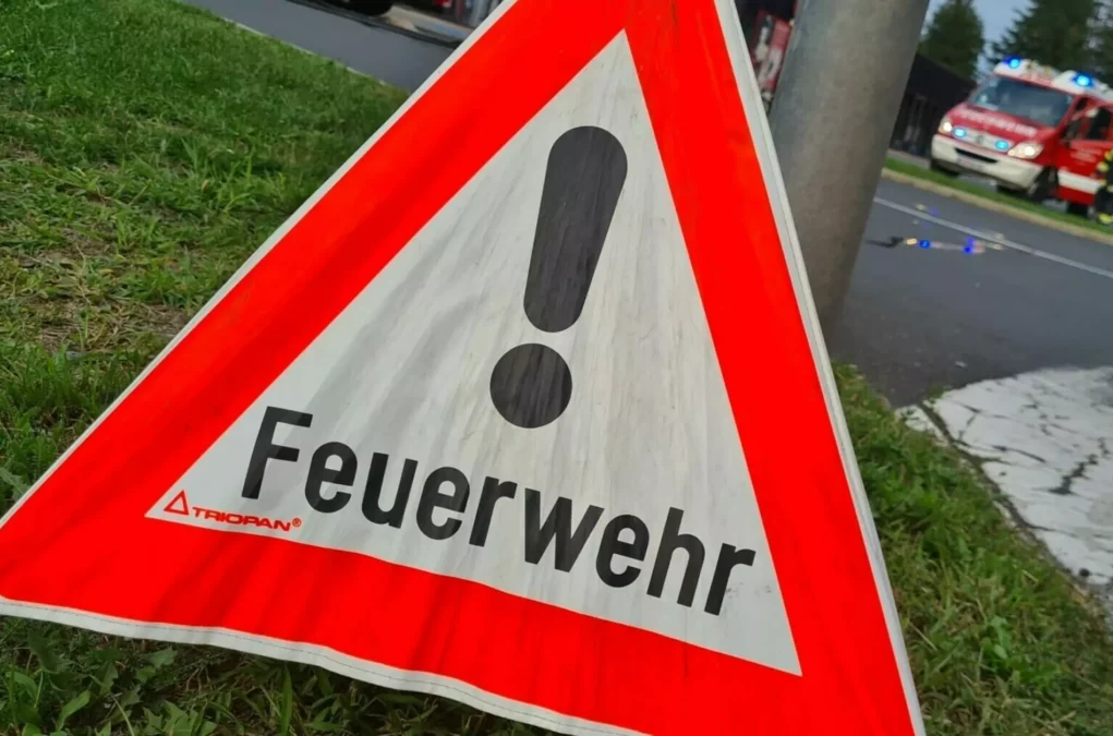 Foto auf 5min.at zeigt ein "Achtung Feuerwehr"-Schild am Straßenrand.