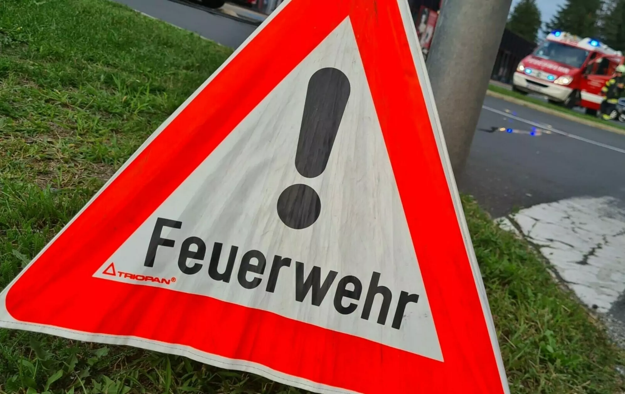 Foto auf 5min.at zeigt ein "Achtung Feuerwehr"-Schild am Straßenrand.