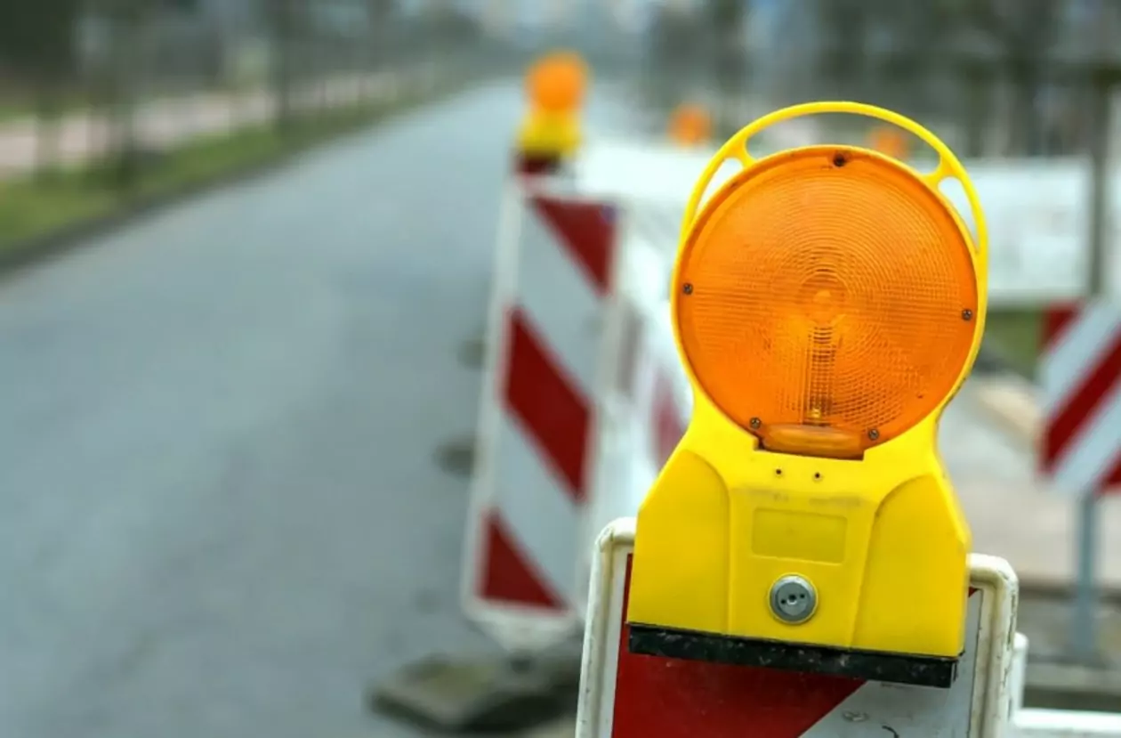 Ein Bild auf 5min.at zeigt ein Verkehrszeichen, dass eine Straßensperre symbolisiert.