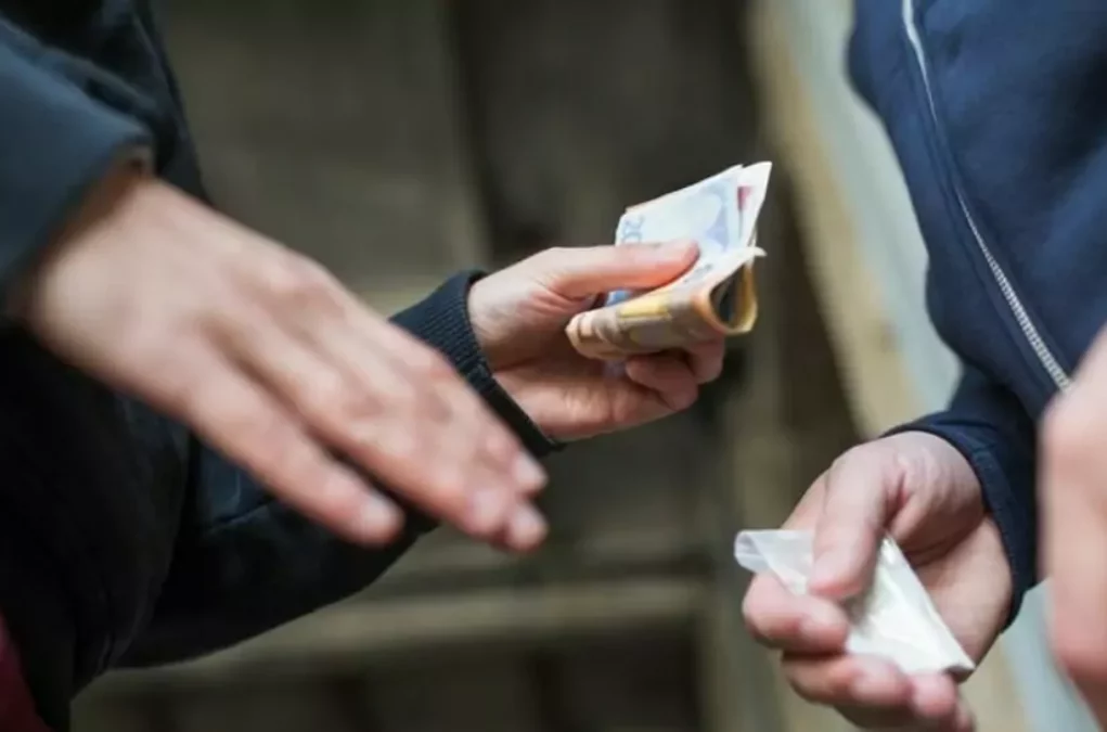 Bild auf 5min.at zeigt Personen beim Drogendealen.