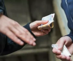 Bild auf 5min.at zeigt Personen beim Drogendealen.