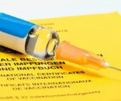 Foto in Beitrag von 5min.at: Zu sehen ist eine Impfnadel auf einem Impfpass.