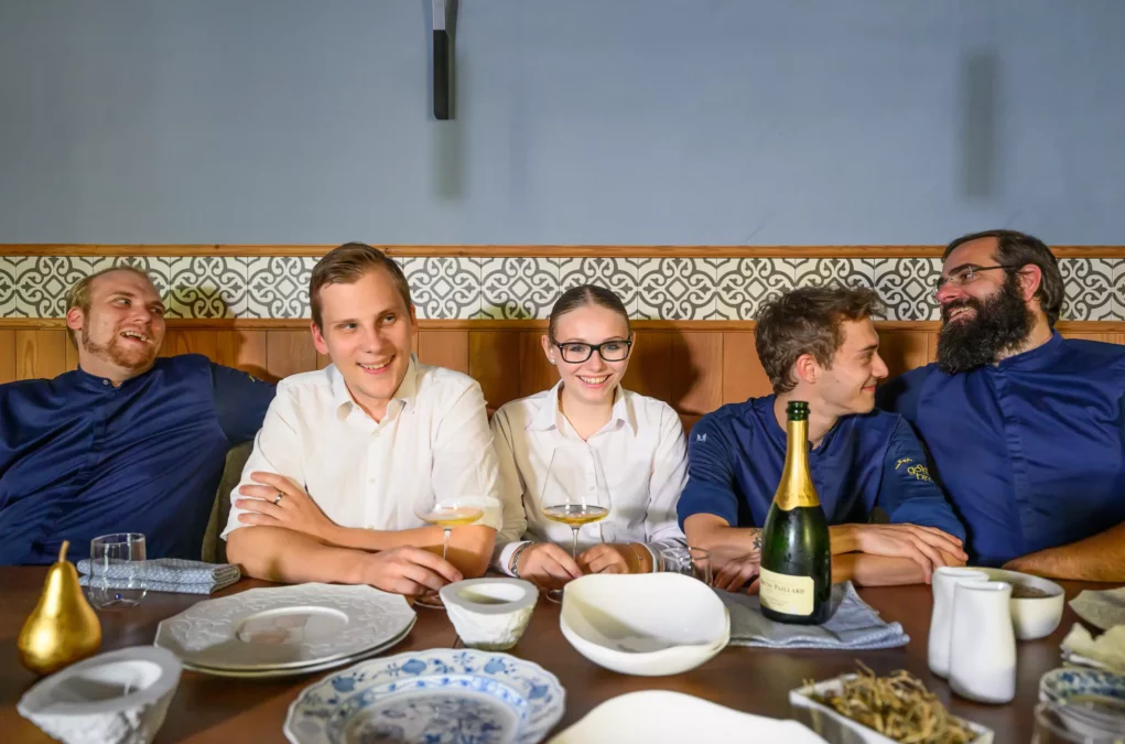 Foto auf 5min.at zeigt Grazer Haubenköche in einem Gourmet-Restaurant.