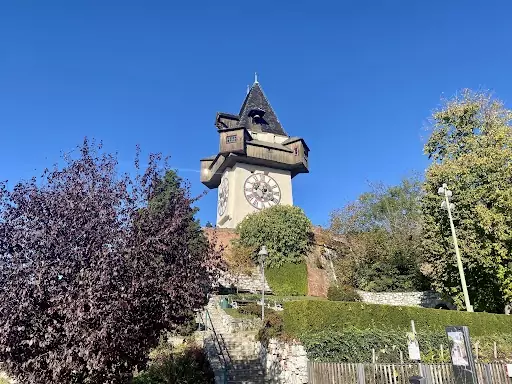 Foto auf 5min.at zeigt den Grazer Uhrturm und den darunter liegenden Park.