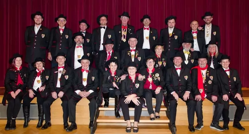 Ein Bild auf 5min.at zeigt ein Gruppenfoto der Mitglieder der Faschingsgilde Landskron.