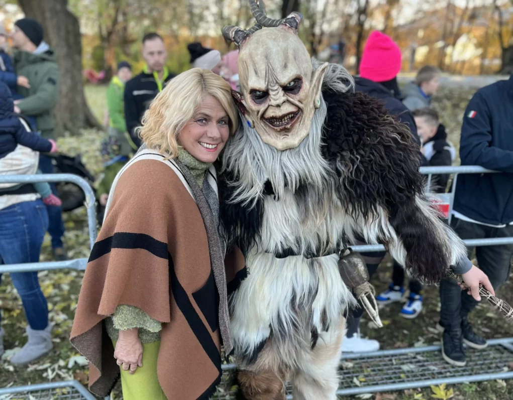 Ein Bild auf 5min.at zeigt Vizebürgermeisterin Gerda Sandriesser mit einem Krampus.