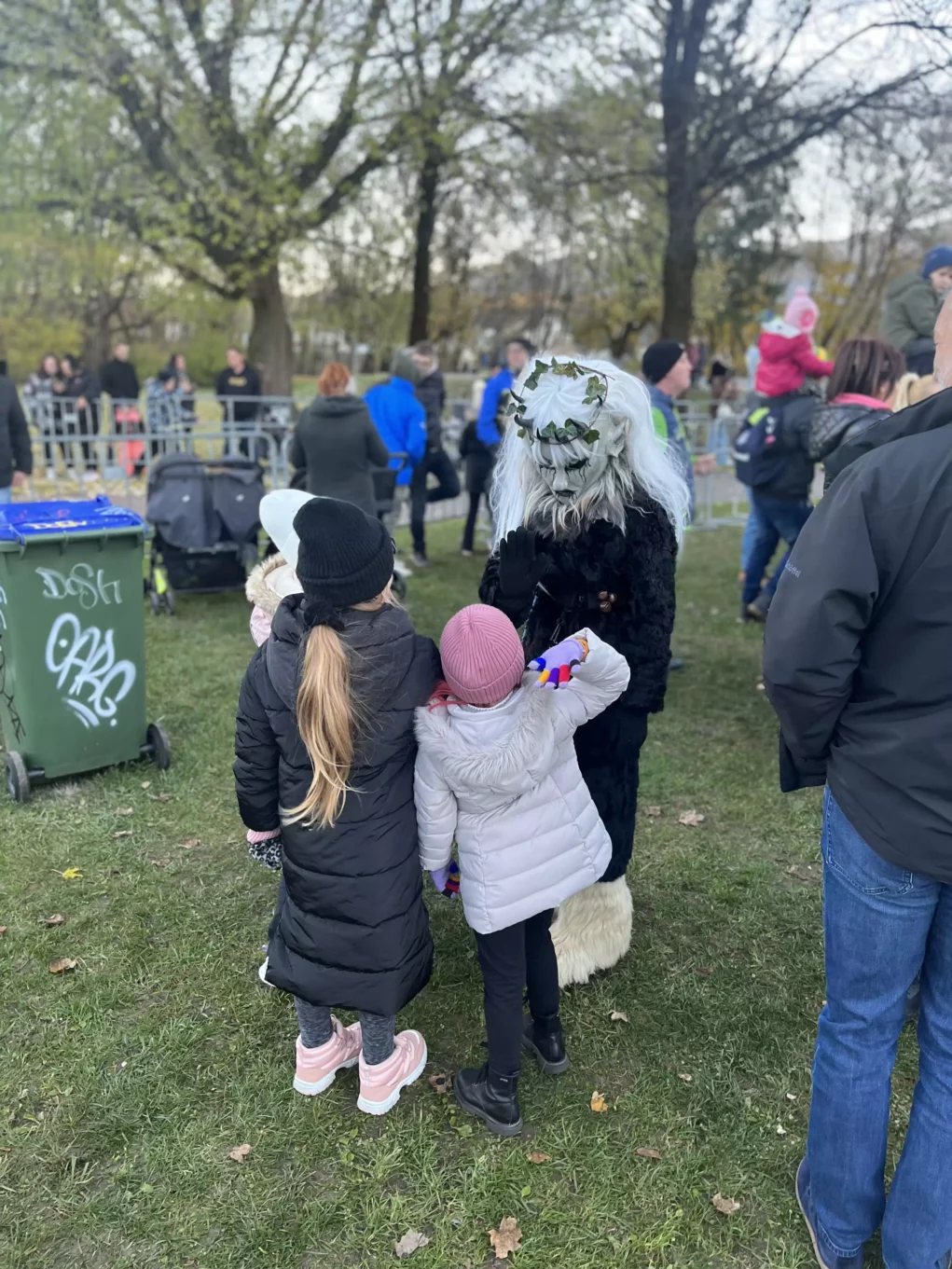 Ein Bild auf 5min.at zeigt mehrere Kinder, die bei einem Krampus stehen.