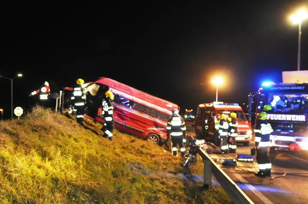 Bild auf 5min.at zeigt die Feuerwehr und die Rettung bei einem Verkehrsunfall im Einsatz.