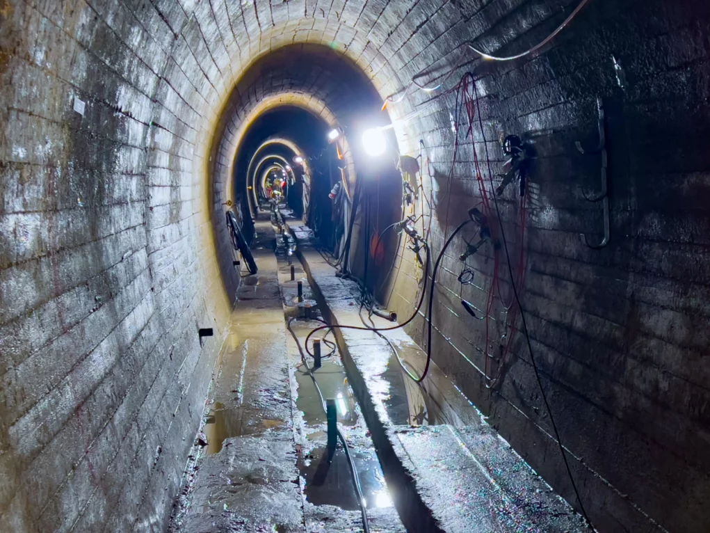 Foto auf 5min.at zeigt ein Tunnelsystem unter einem Wasserdamm.