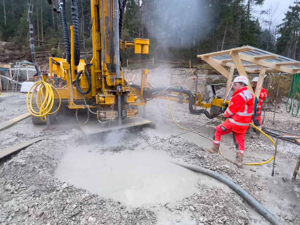 Foto auf 5min.at zeigt Sanierungsarbeiten beim Speicher Freibach.