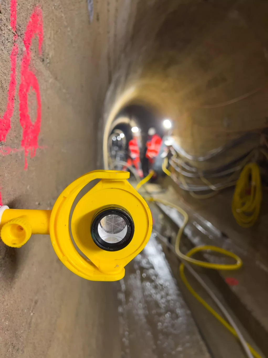 Foto auf 5min.at zeigt Arbeiter in einem Tunnelsystem unter einem Wasserdamm.