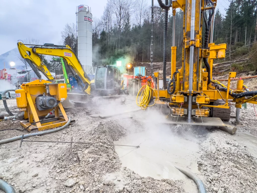 Foto auf 5min.at zeigt Sanierungsarbeiten beim Speicher Freibach.