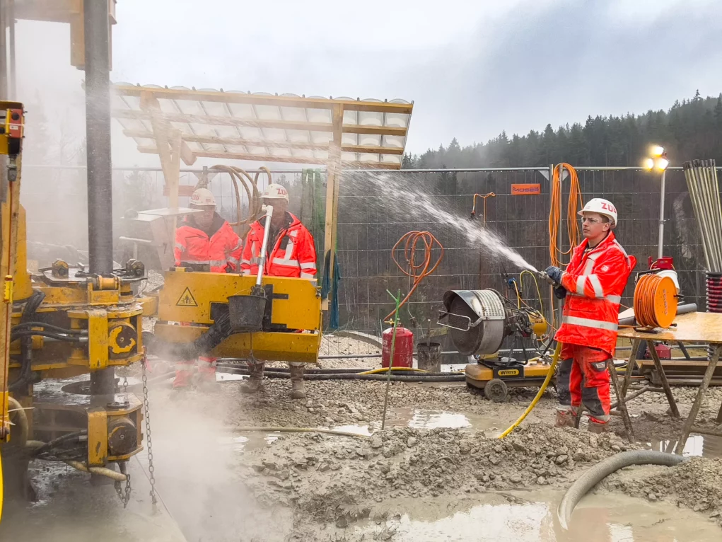 Foto auf 5min.at zeigt Arbeiter bei Sanierungsarbeiten.